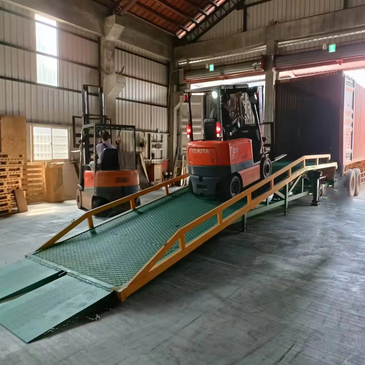 移動(dòng)登車橋 移動(dòng)登車橋